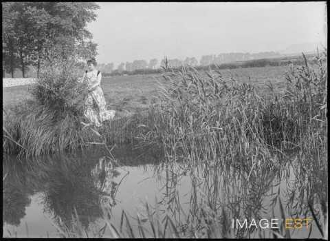 Femme au bord d'un étang (Meurthe-et-Moselle)